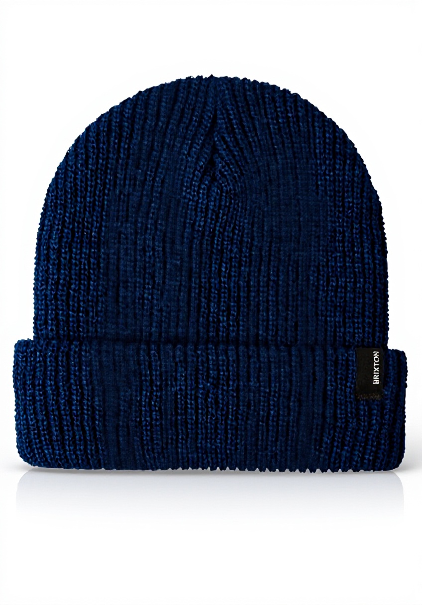 'Brixton Heist Beanie indossato in un ambiente urbano invernale'