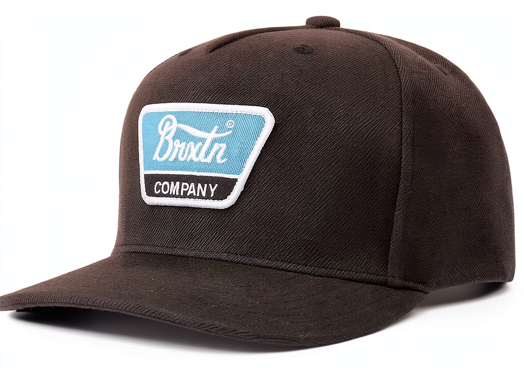 'Brixton snapback nero indossato in un contesto urbano'