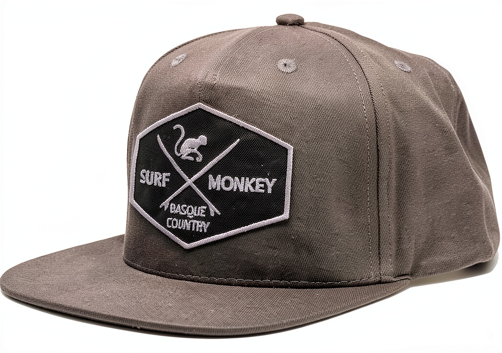 Cappellino Snapback Uomo Surf Monkey indossato su un tavolo di legno con sfondo urbano