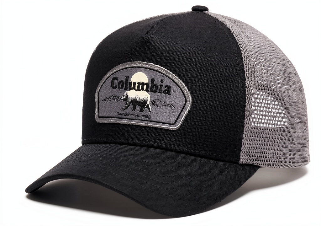 Columbia Road Ready Snap Back in colore Nero/Grigio Città/Bear Roam indossato all'aperto