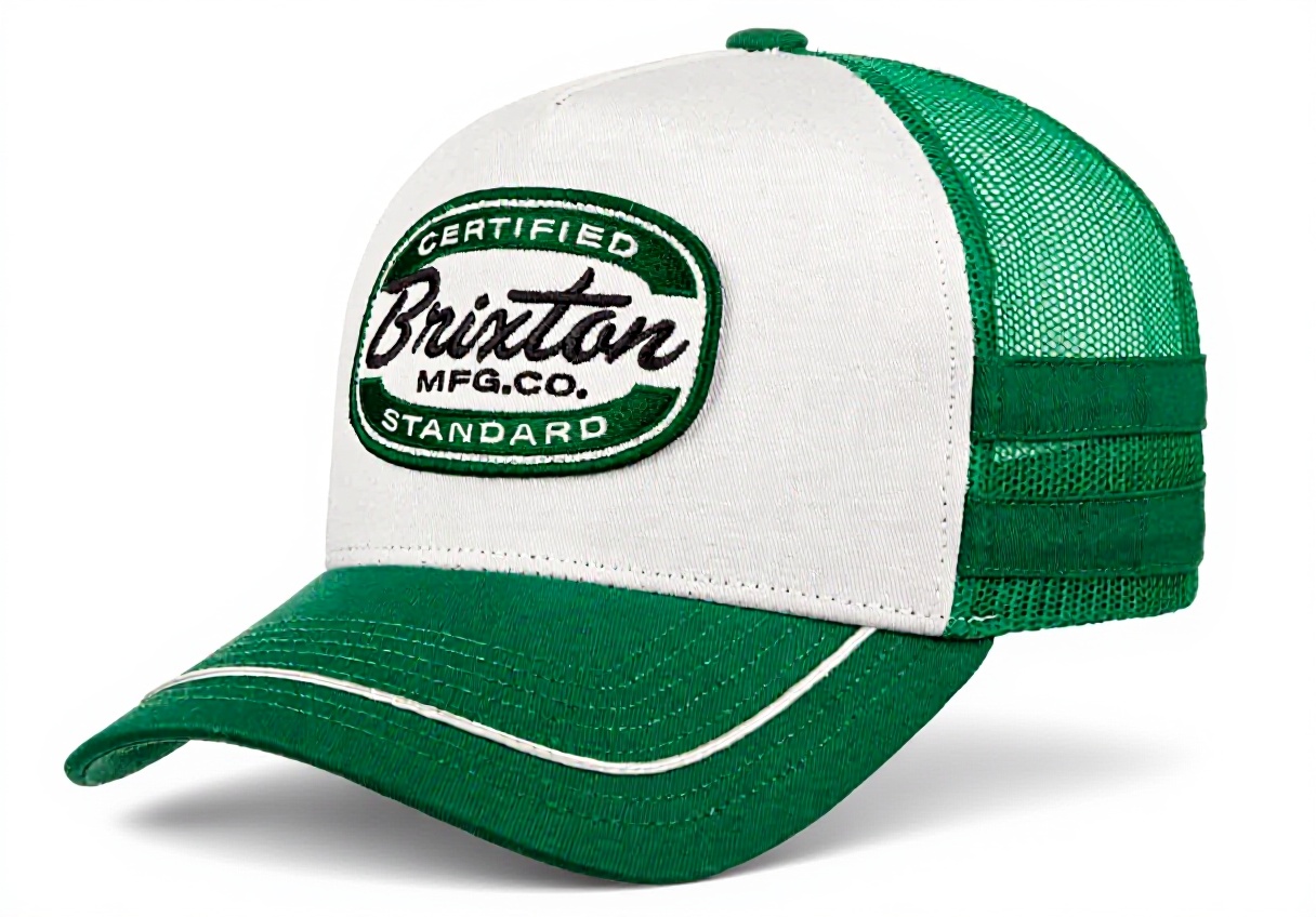 'Brixton Cappellino Trucker Copley indossato in un contesto urbano'