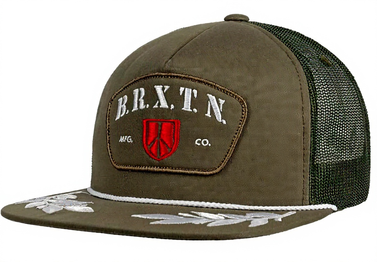Brixton Trucker Peace Shield cappellino indossato in un contesto urbano