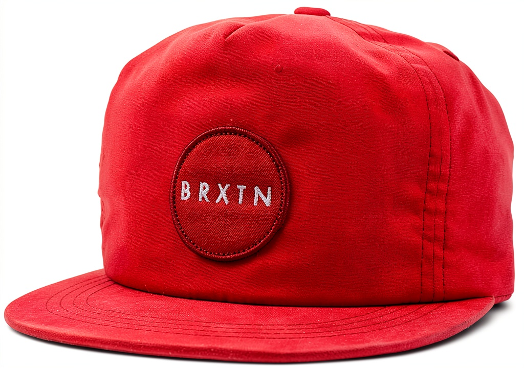 Casquette Brixton Snapback MEYER Rouge indossata in un contesto urbano