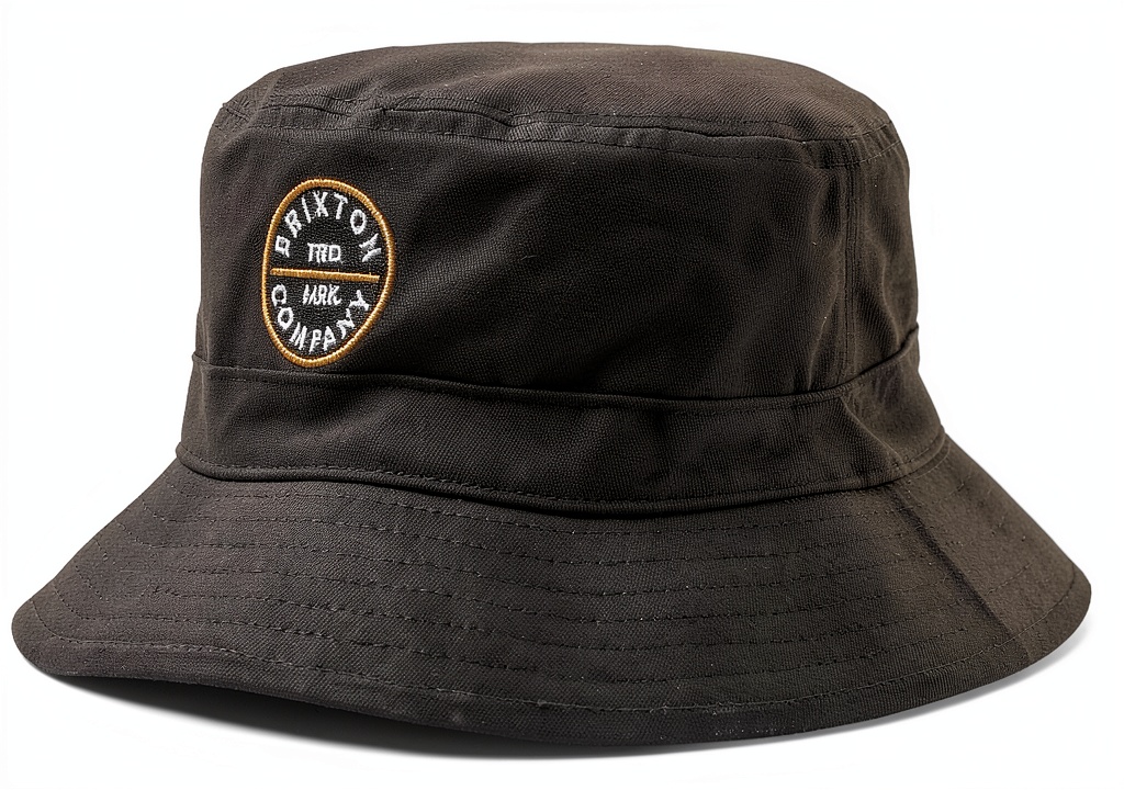 'Brixton Pledge Bucket Hat indossato all'aperto'