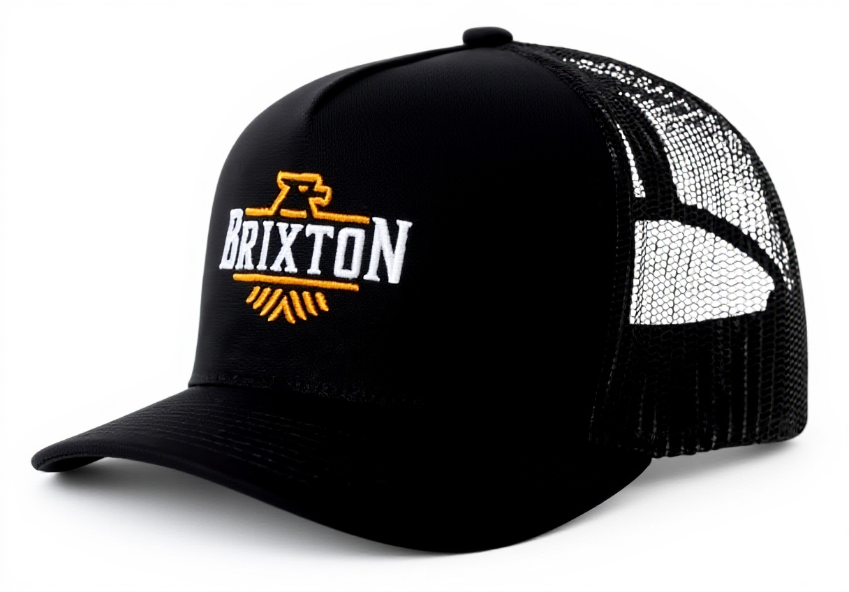 Uomo che indossa il cappellino Brixton Skywind in un parco