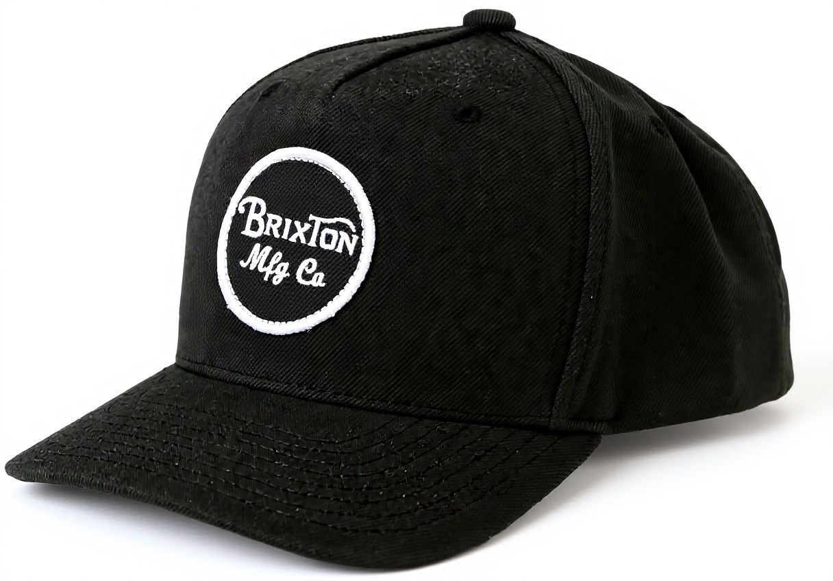 Brixton Wheeler cappellino baseball indossato in un contesto urbano