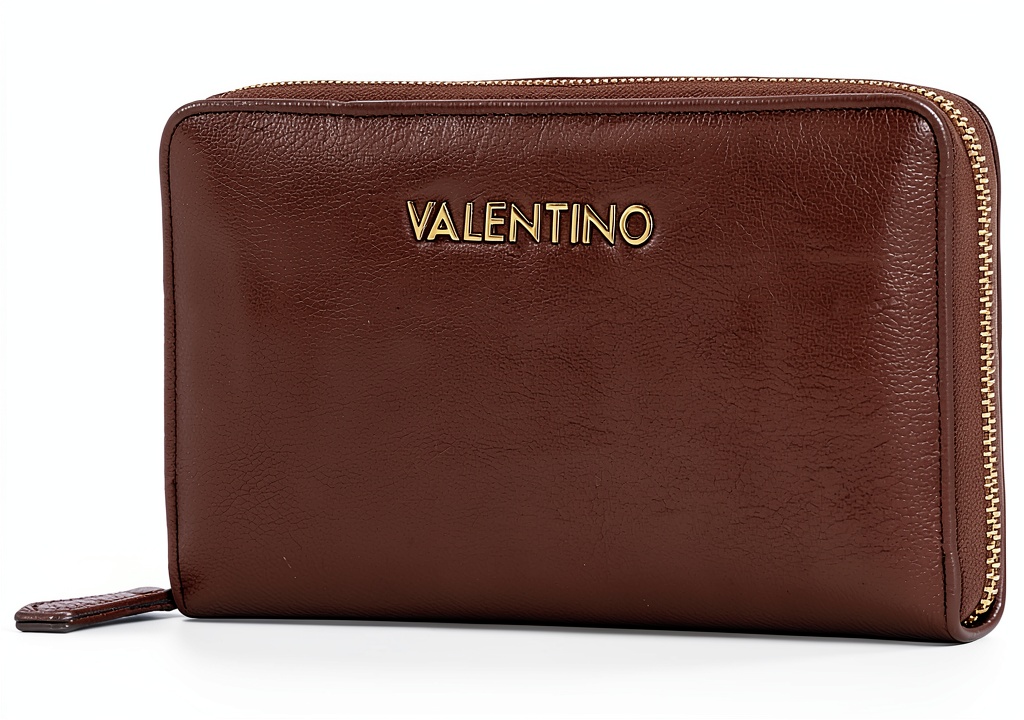 Valentino Brixton Zip Around Wallet in colore Cipria su sfondo neutro