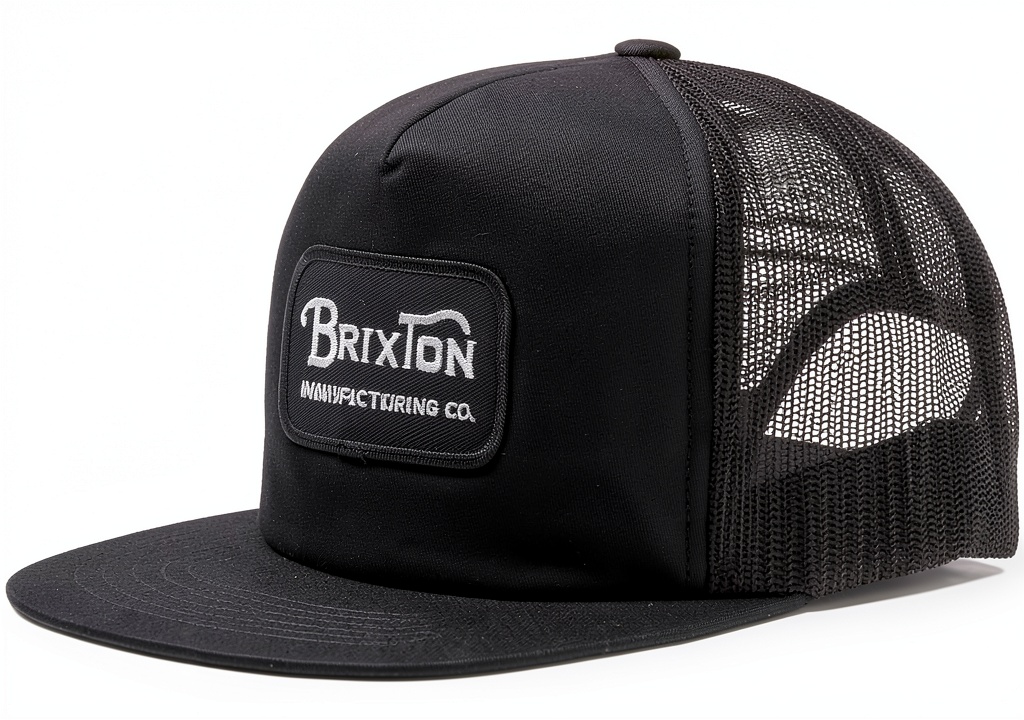 'Brixton Mesh Snapback berretto nero indossato in un contesto urbano'
