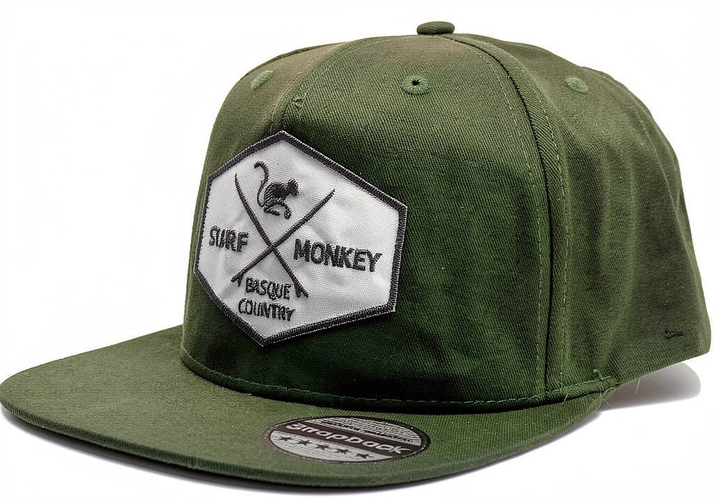 'Cappellino snapback uomo con visiera piatta e design retrò'