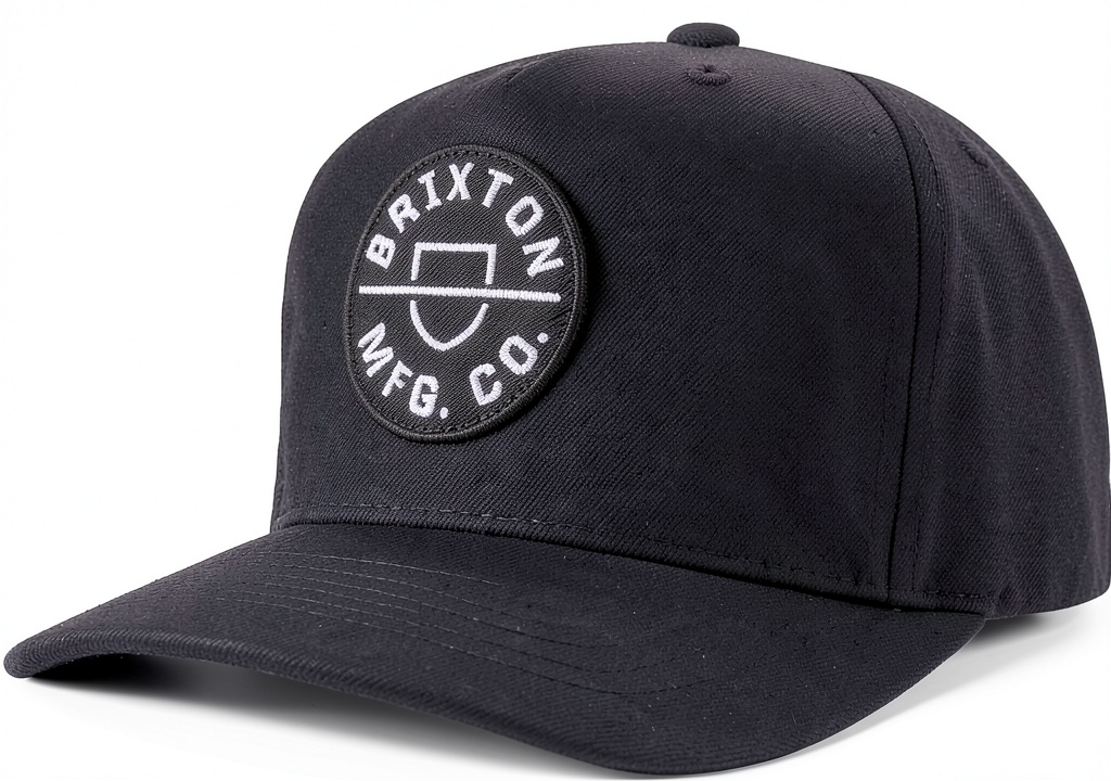 Berretto Snapback Brixton Crest C MP Nero Taglia Unica e Stile Vintage displayed on a wooden table